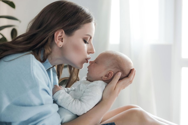 mère heureuse avec nouveau-né à la maison