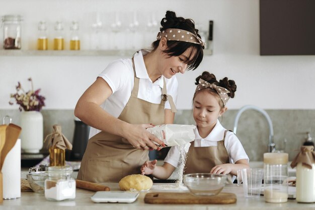 mère heureuse avec sa petite fille cuisinant à la maison