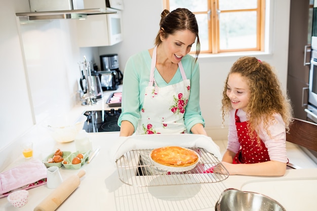 Mère interagissant avec sa fille tout en maintenant crêpe coolin