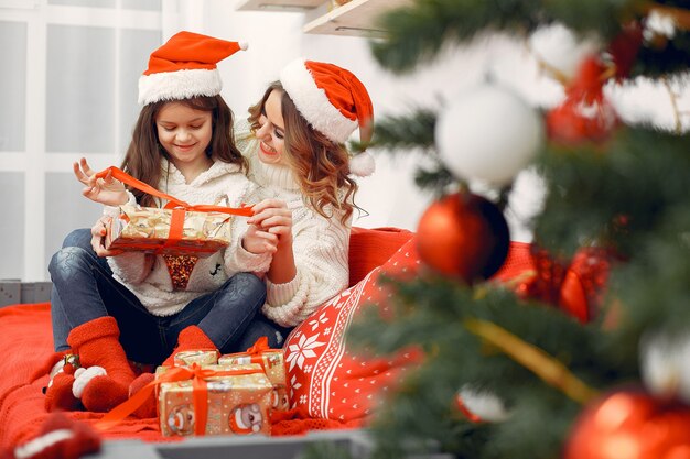 Mère avec jolie fille dans une décoration de Noël