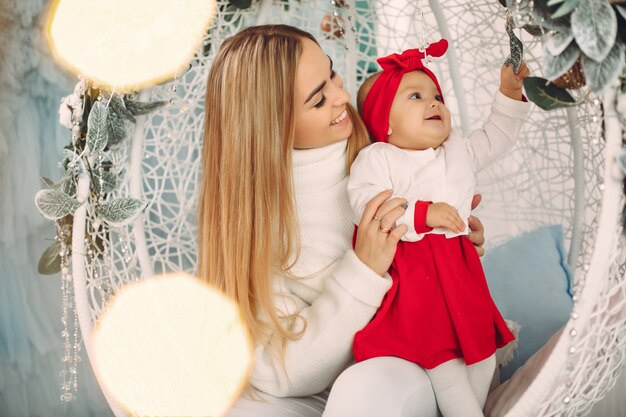 Mère avec jolie fille dans une décoration de Noël