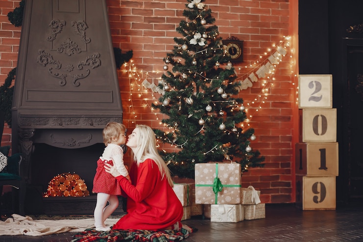 Photo gratuit mère avec jolie fille à la maison dans une robe rouge