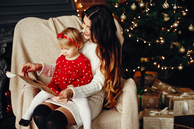 Mère avec jolie fille à la maison