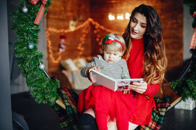 Mère avec jolie fille à la maison