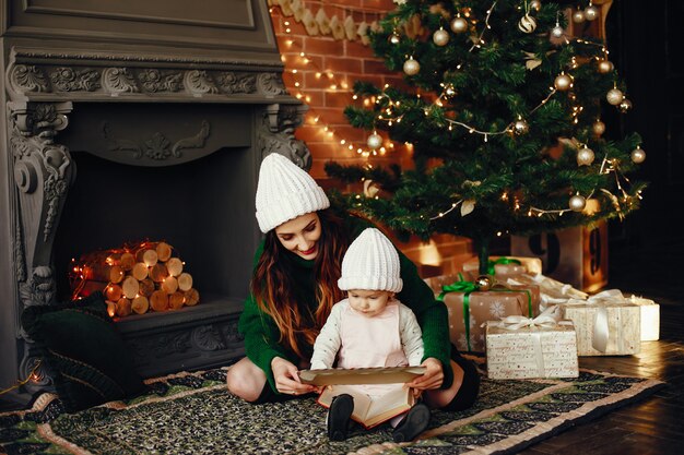 Mère avec jolie fille à la maison