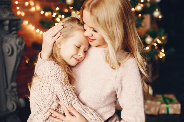 Mère avec jolie fille à la maison