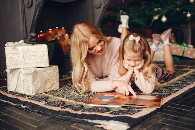 Mère avec jolie fille à la maison