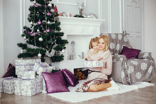 Mère avec jolie fille à la maison