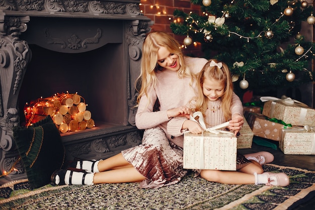 Mère avec jolie fille à la maison