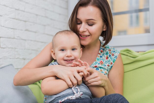 Mère jouant avec les bras de son fils