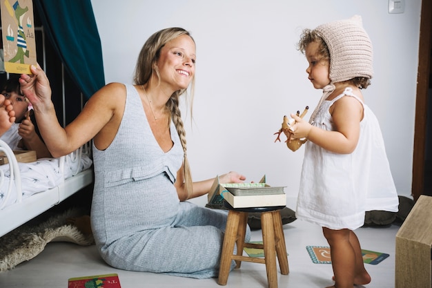 Mère jouant avec une fille sur le sol