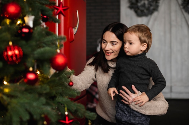 Mère jouant avec jeune garçon