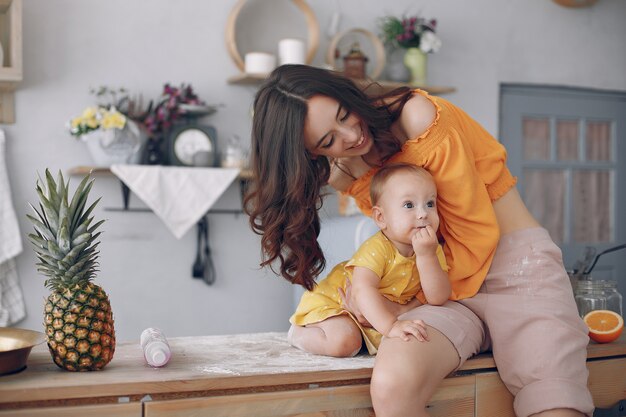 Mère jouant avec sa petite fille à la maison