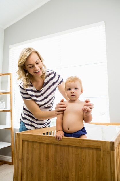 Mère jouant avec son bébé