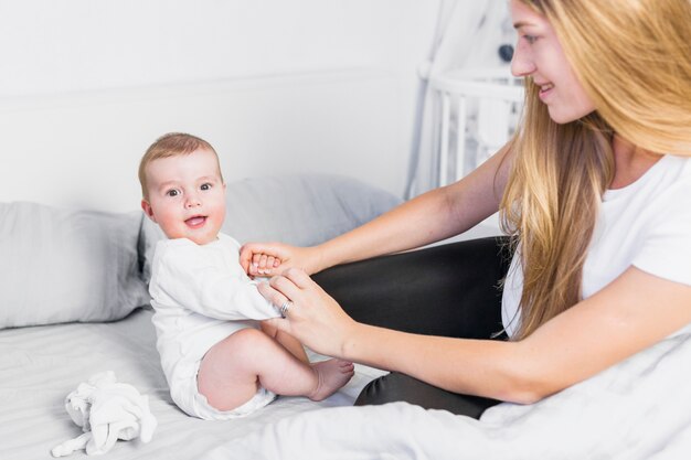 Mère jouant avec son bébé