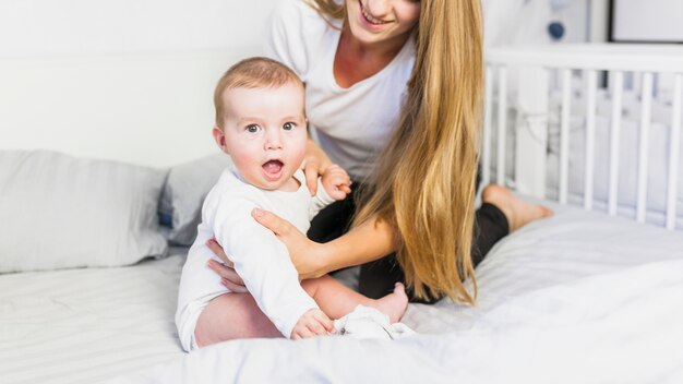 Mère jouant avec son bébé