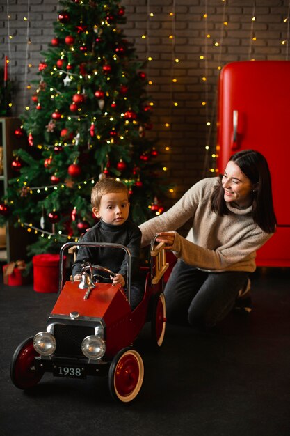 Mère jouant avec son enfant