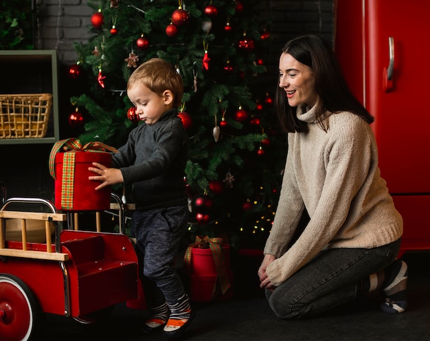 Mère jouant avec son enfant