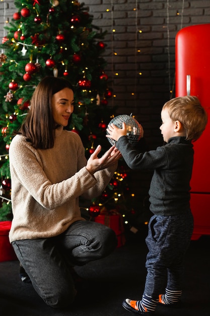 Mère jouant avec son enfant