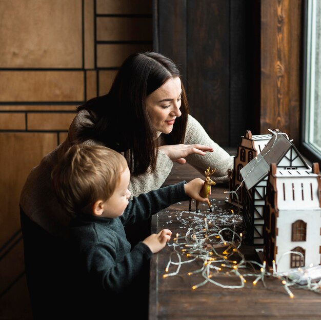 Mère jouant avec son enfant