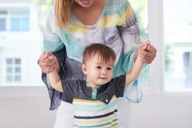 Mère jouant avec son fils