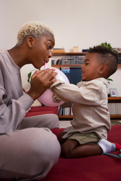 Mère jouant avec la vue latérale de l'enfant