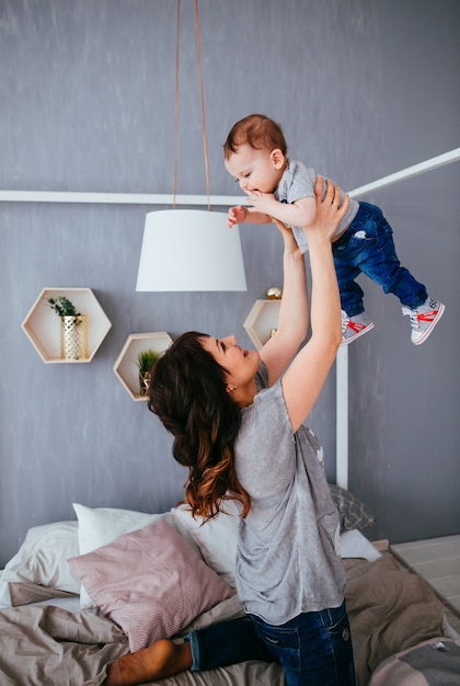 Photo gratuite la mère joue avec son fils