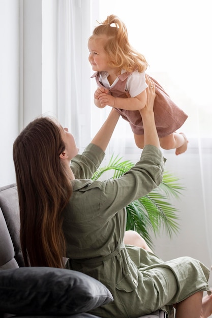 Mère, jouer, gosse, intérieur