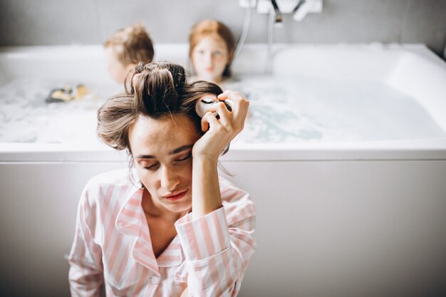 Mère laver les enfants dans la salle de bain