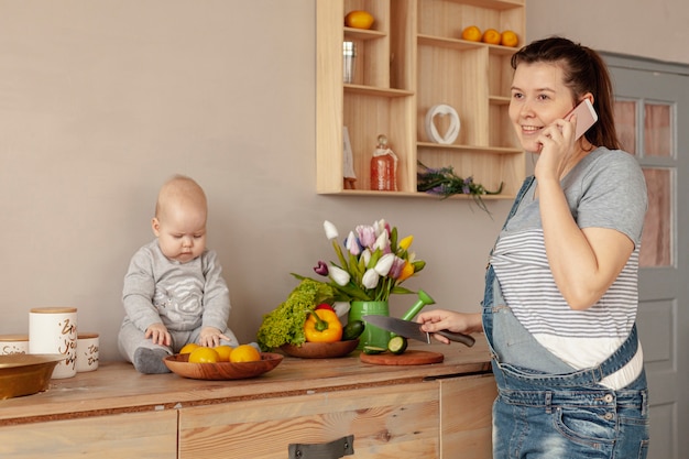 Photo gratuite mère à la maison avec bébé