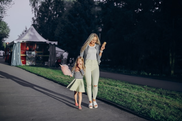 Mère de manger une crème glacée et sa fille nuage rose