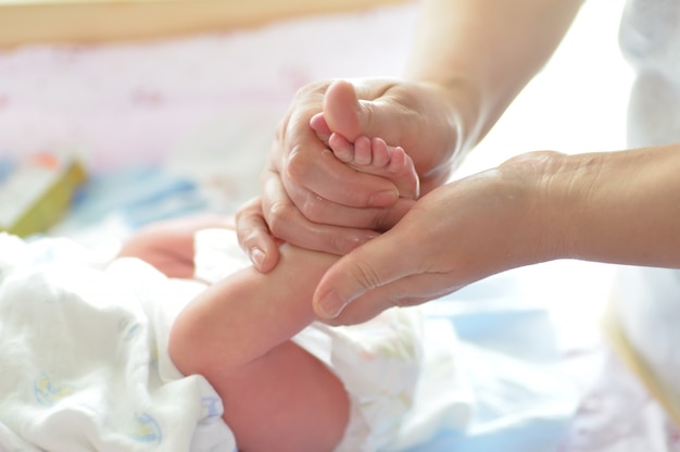 Mère massant le pied de son enfant, concentration superficielle