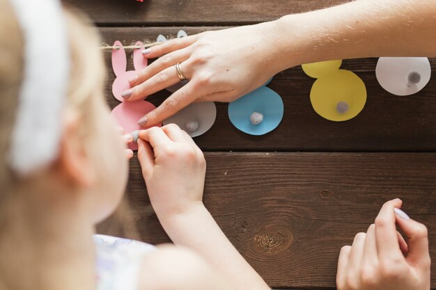 Mère méconnaissable et fille faisant guirlande