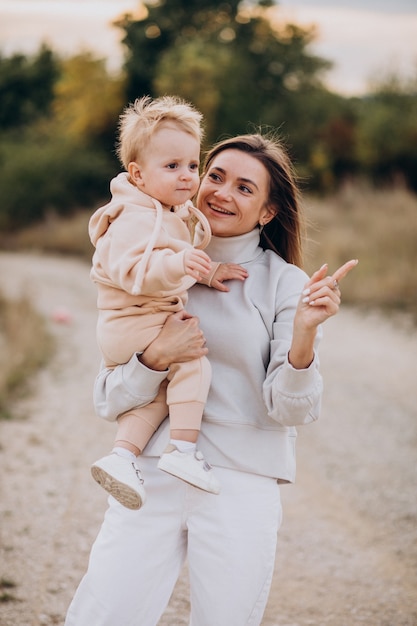 Mère avec mignon petit fils ensemble