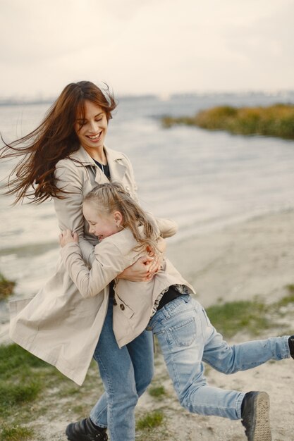 Mère à la mode avec sa fille. Les gens marchent dehors