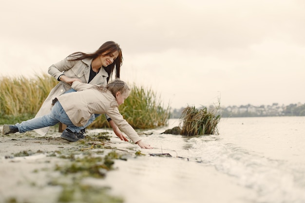 Mère à la mode avec sa fille. Les gens marchent dehors