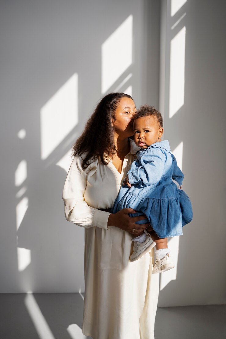 Photo gratuit mère noire prenant soin de son enfant