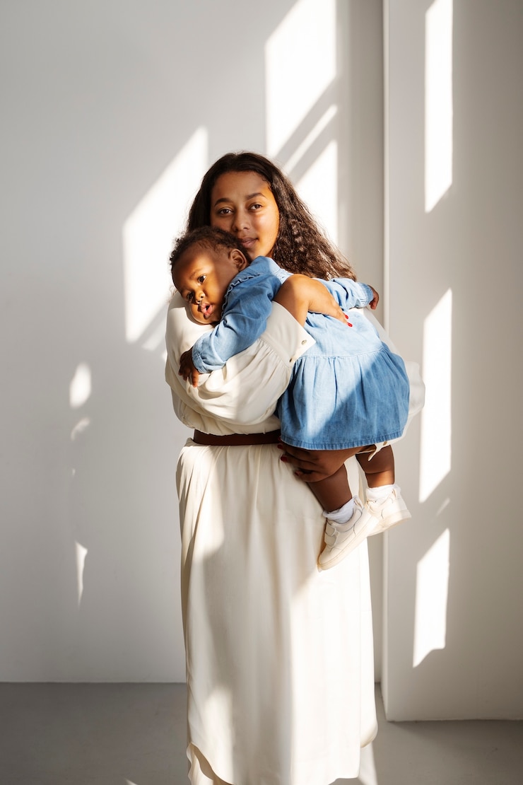 Photo gratuit mère noire prenant soin de son enfant