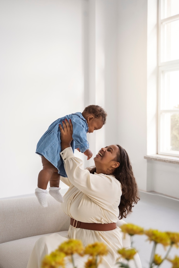 Photo gratuit mère noire prenant soin de son enfant