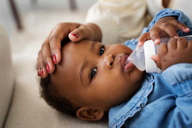 Photo gratuite mère noire prenant soin de son enfant