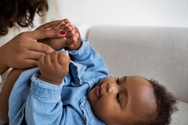 Mère noire prenant soin de son enfant