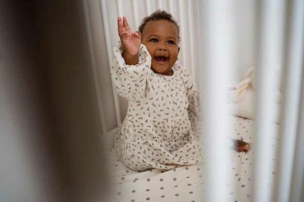 Mère noire prenant soin de son enfant