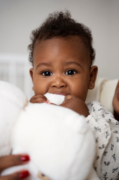 Mère noire prenant soin de son enfant