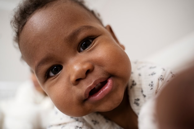 Mère noire prenant soin de son enfant