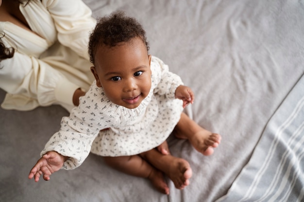 Photo gratuite mère noire prenant soin de son enfant