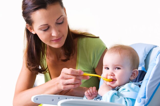 Mère nourrir bébé affamé