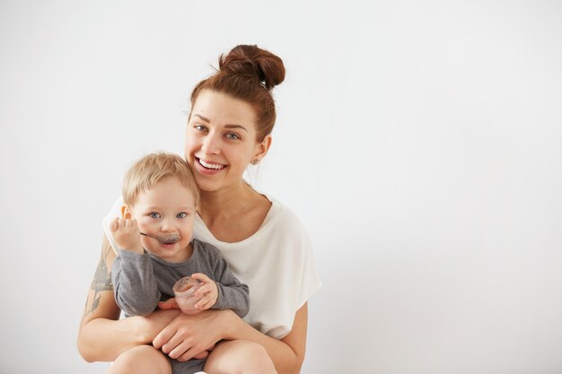 Mère nourrir son petit garçon avec une cuillère