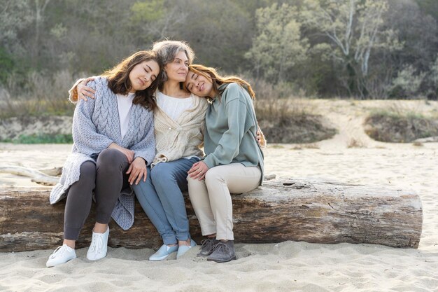 Mère passant du temps à la plage avec ses deux filles