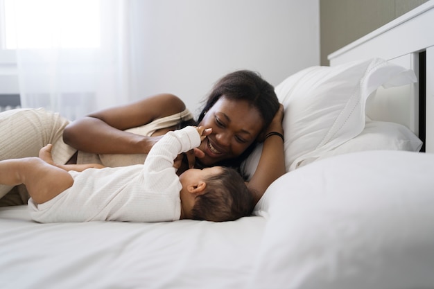 Mère passant du temps avec son enfant bien-aimé