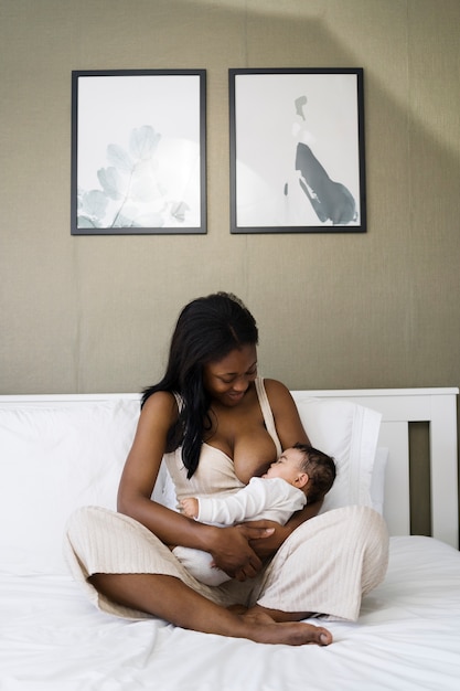 Photo gratuite mère passant du temps avec son enfant bien-aimé